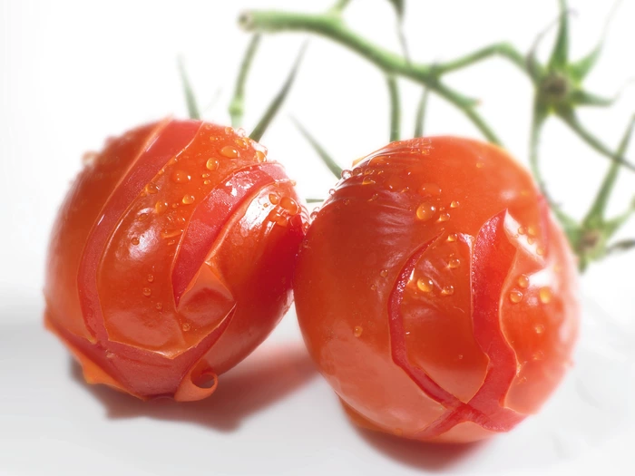 <span>Naha eemaldamine </span><p>Lihtne eemaldada: auruahjus saab 1–4 minutiga eemaldada tomatite, nektariinide, mandlite ja muude viljade naha. </p>